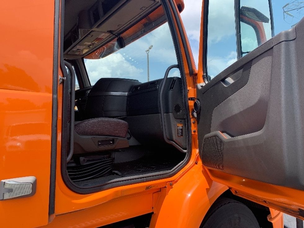 Sleeper Tractor-Heavy Duty Tractors-Volvo-2019-VNR64640-Greensboro-NC-412,743\n\t\tmiles-$ 58,500 - Image 13
