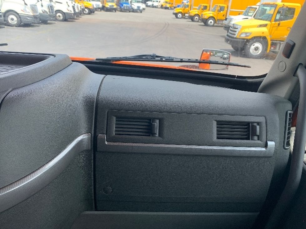 Sleeper Tractor-Heavy Duty Tractors-Volvo-2019-VNR64640-Greensboro-NC-412,743\n\t\tmiles-$ 58,500 - Image 14