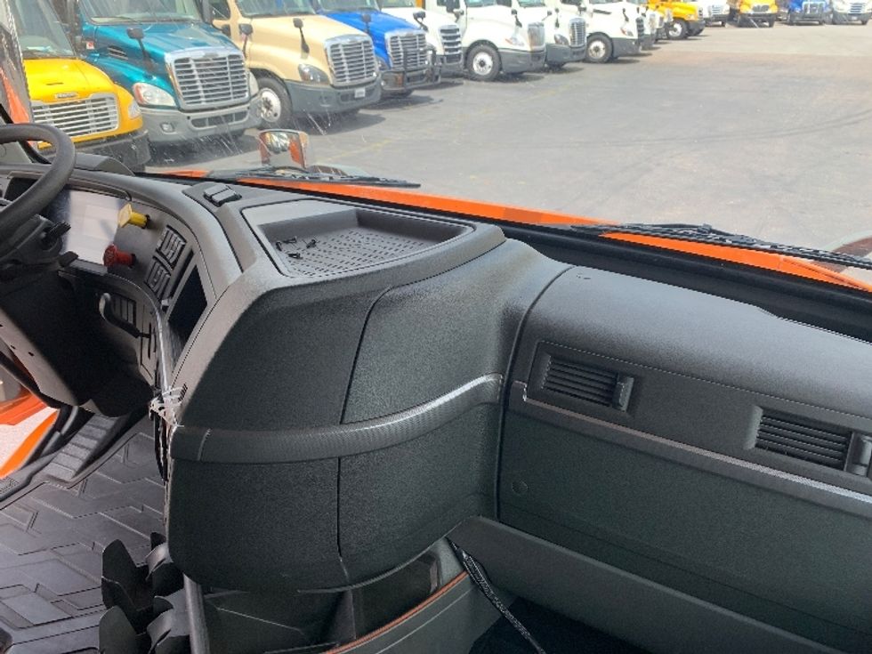 Sleeper Tractor-Heavy Duty Tractors-Volvo-2019-VNR64640-Greensboro-NC-412,743\n\t\tmiles-$ 58,500 - Image 15