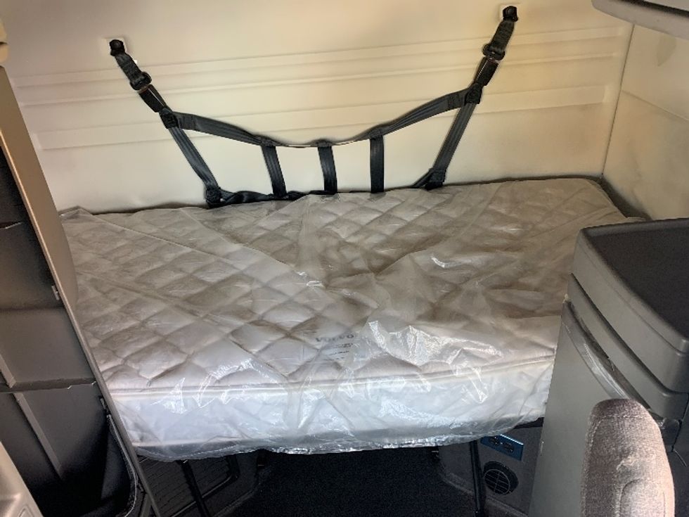 Sleeper Tractor-Heavy Duty Tractors-Volvo-2019-VNR64640-Greensboro-NC-412,743\n\t\tmiles-$ 58,500 - Image 16
