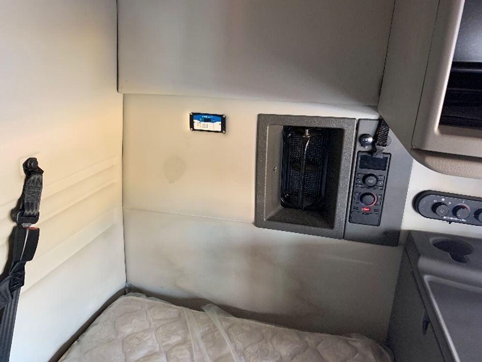 Sleeper Tractor-Heavy Duty Tractors-Volvo-2019-VNR64640-Greensboro-NC-412,743\n\t\tmiles-$ 58,500 - Image 18