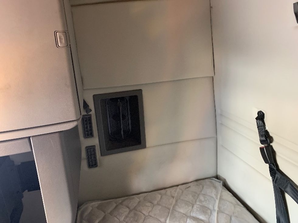 Sleeper Tractor-Heavy Duty Tractors-Volvo-2019-VNR64640-Greensboro-NC-412,743\n\t\tmiles-$ 58,500 - Image 19