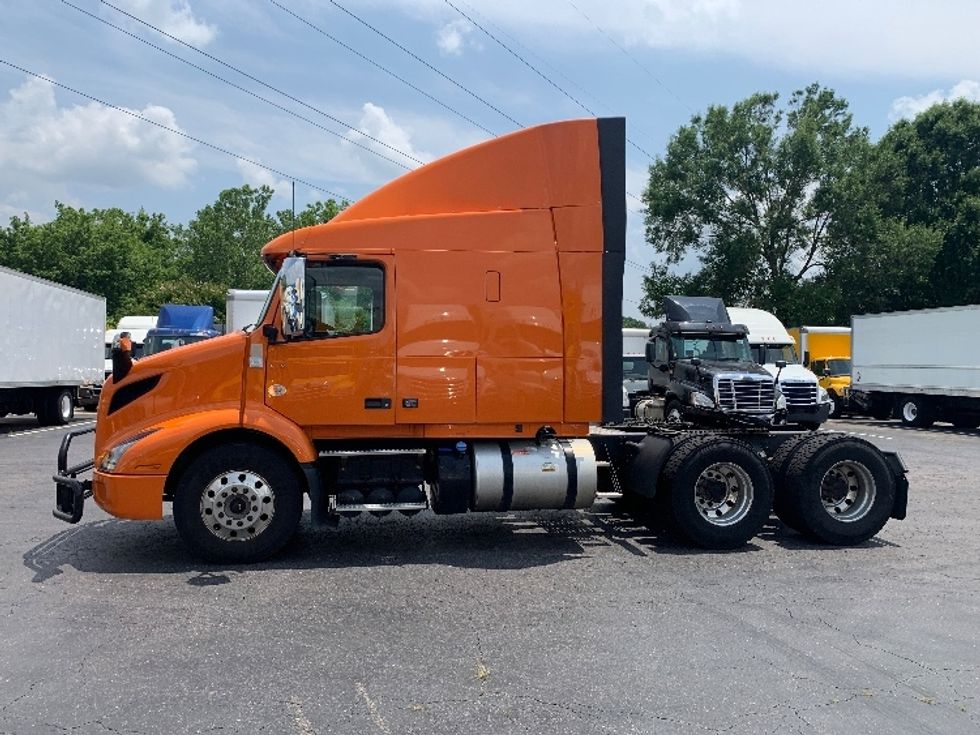 Sleeper Tractor-Heavy Duty Tractors-Volvo-2019-VNR64640-Greensboro-NC-412,743\n\t\tmiles-$ 58,500 - Image 4