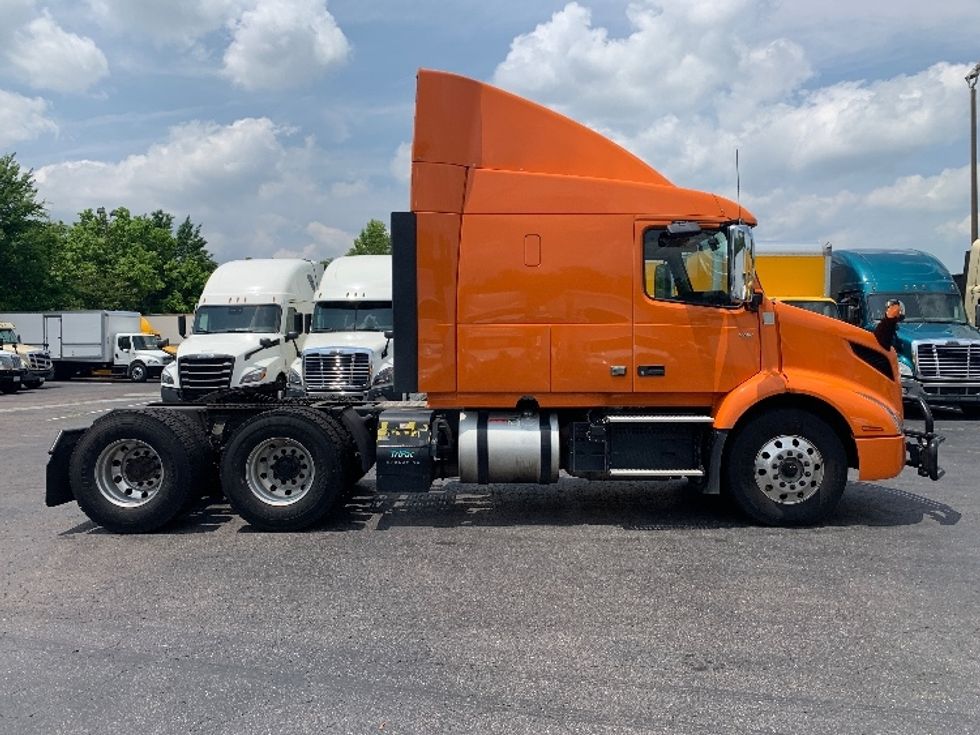Sleeper Tractor-Heavy Duty Tractors-Volvo-2019-VNR64640-Greensboro-NC-412,743\n\t\tmiles-$ 58,500 - Image 8