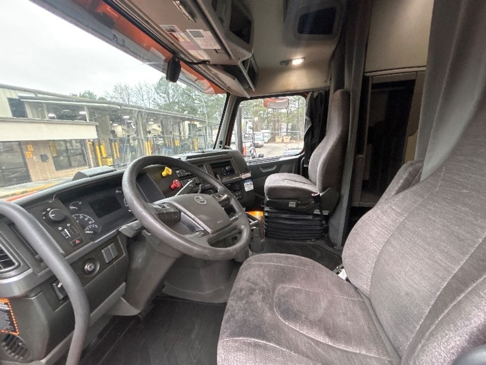 Sleeper Tractor-Heavy Duty Tractors-Volvo-2019-VNR64640-Norcross-GA-477,267\n\t\tmiles-$ 45,000 - Image 10