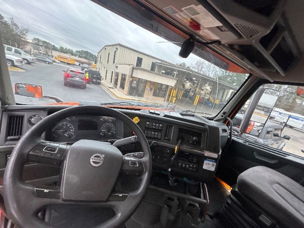 Sleeper Tractor-Heavy Duty Tractors-Volvo-2019-VNR64640-Norcross-GA-477,267\n\t\tmiles-$ 45,000 - Image 11