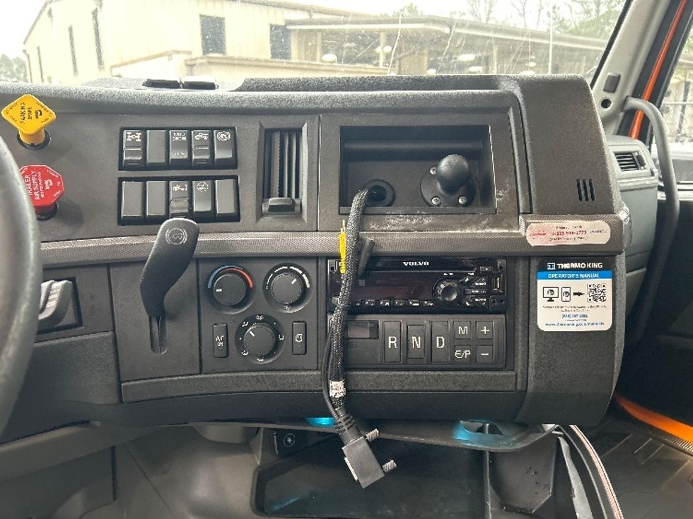 Sleeper Tractor-Heavy Duty Tractors-Volvo-2019-VNR64640-Norcross-GA-477,267\n\t\tmiles-$ 45,000 - Image 12