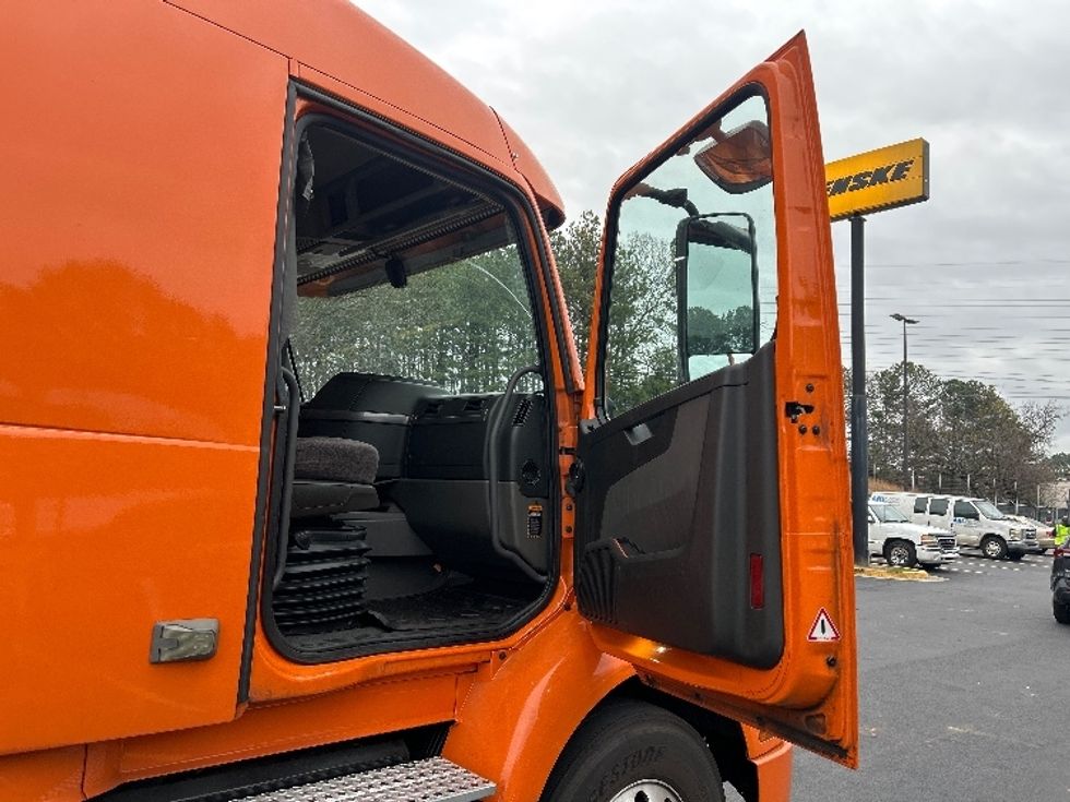 Sleeper Tractor-Heavy Duty Tractors-Volvo-2019-VNR64640-Norcross-GA-477,267\n\t\tmiles-$ 45,000 - Image 13