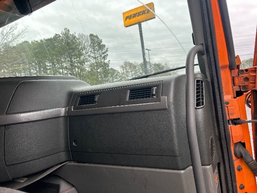 Sleeper Tractor-Heavy Duty Tractors-Volvo-2019-VNR64640-Norcross-GA-477,267\n\t\tmiles-$ 45,000 - Image 14