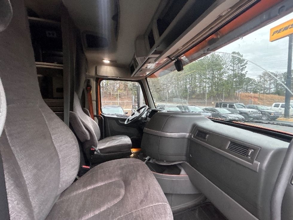 Sleeper Tractor-Heavy Duty Tractors-Volvo-2019-VNR64640-Norcross-GA-477,267\n\t\tmiles-$ 45,000 - Image 15