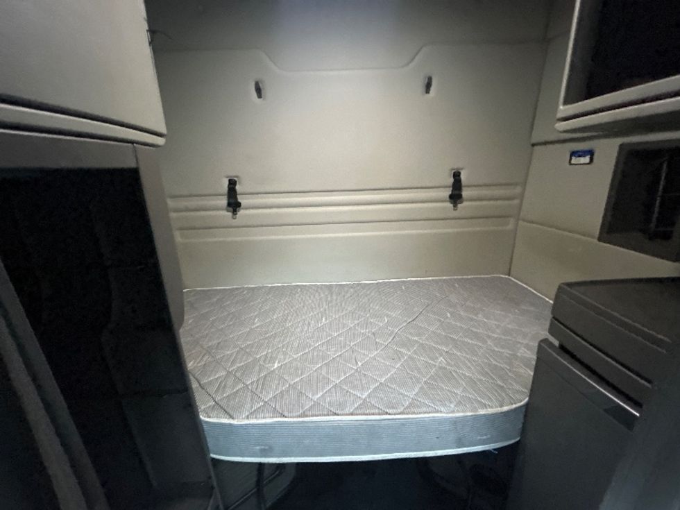 Sleeper Tractor-Heavy Duty Tractors-Volvo-2019-VNR64640-Norcross-GA-477,267\n\t\tmiles-$ 45,000 - Image 16