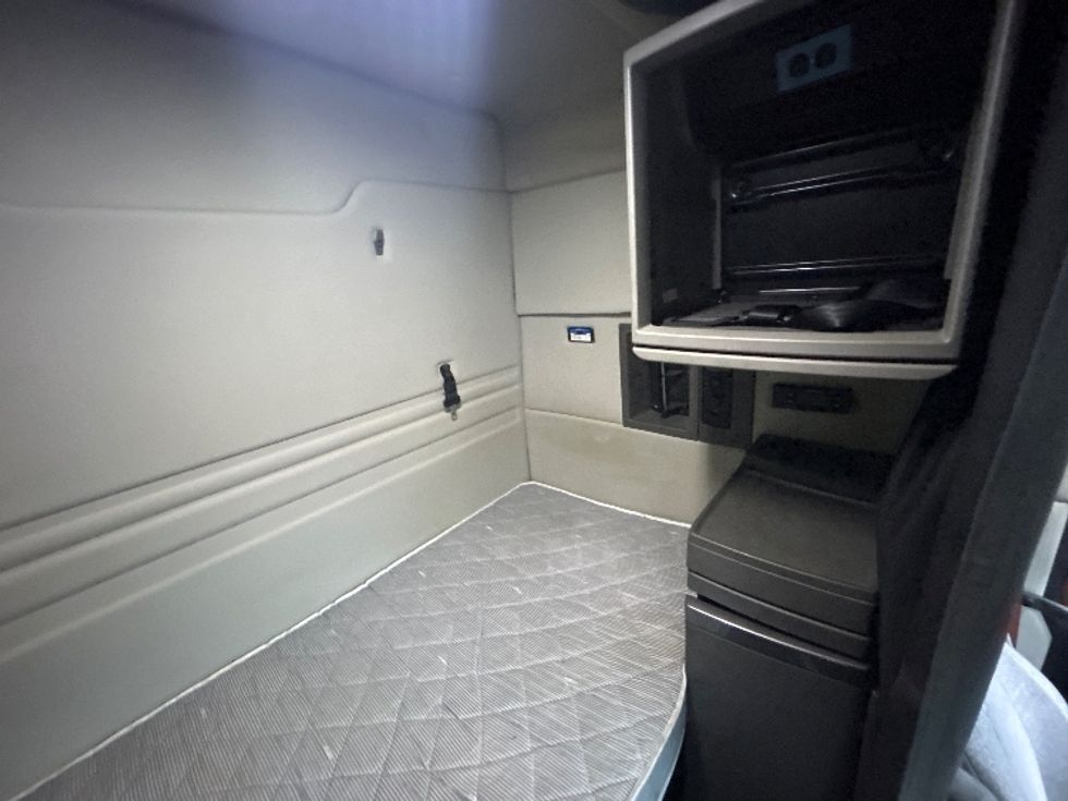 Sleeper Tractor-Heavy Duty Tractors-Volvo-2019-VNR64640-Norcross-GA-477,267\n\t\tmiles-$ 45,000 - Image 18