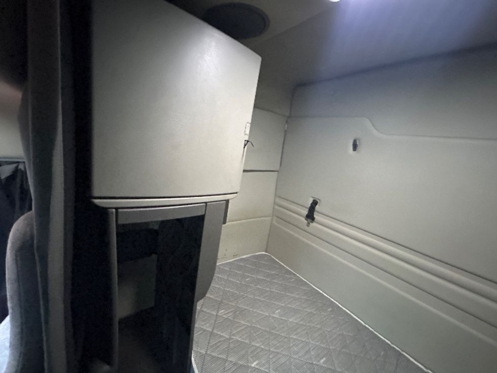 Sleeper Tractor-Heavy Duty Tractors-Volvo-2019-VNR64640-Norcross-GA-477,267\n\t\tmiles-$ 45,000 - Image 19