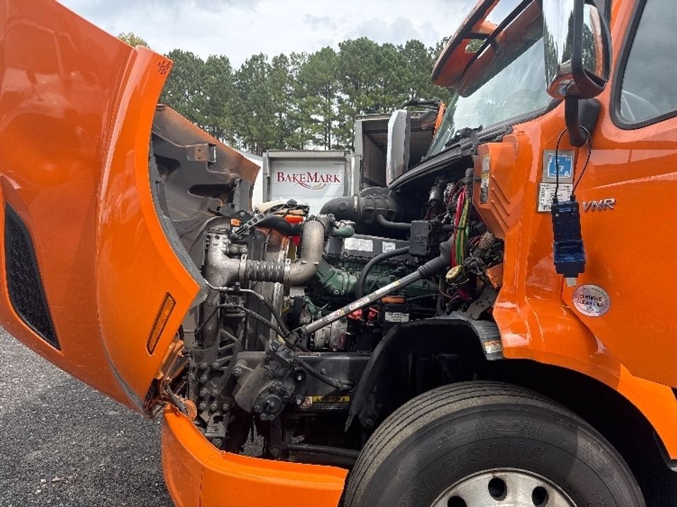 Sleeper Tractor-Heavy Duty Tractors-Volvo-2019-VNR64640-Norcross-GA-477,267\n\t\tmiles-$ 45,000 - Image 21
