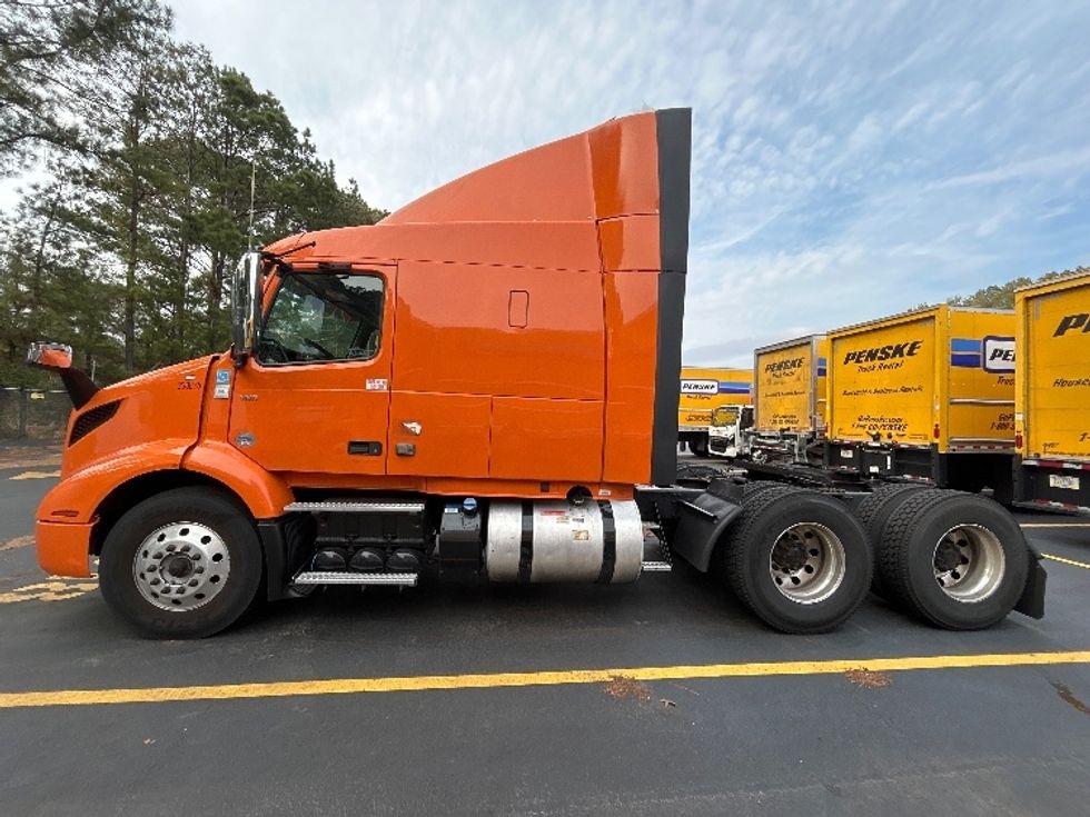 Sleeper Tractor-Heavy Duty Tractors-Volvo-2019-VNR64640-Norcross-GA-477,267\n\t\tmiles-$ 45,000 - Image 4