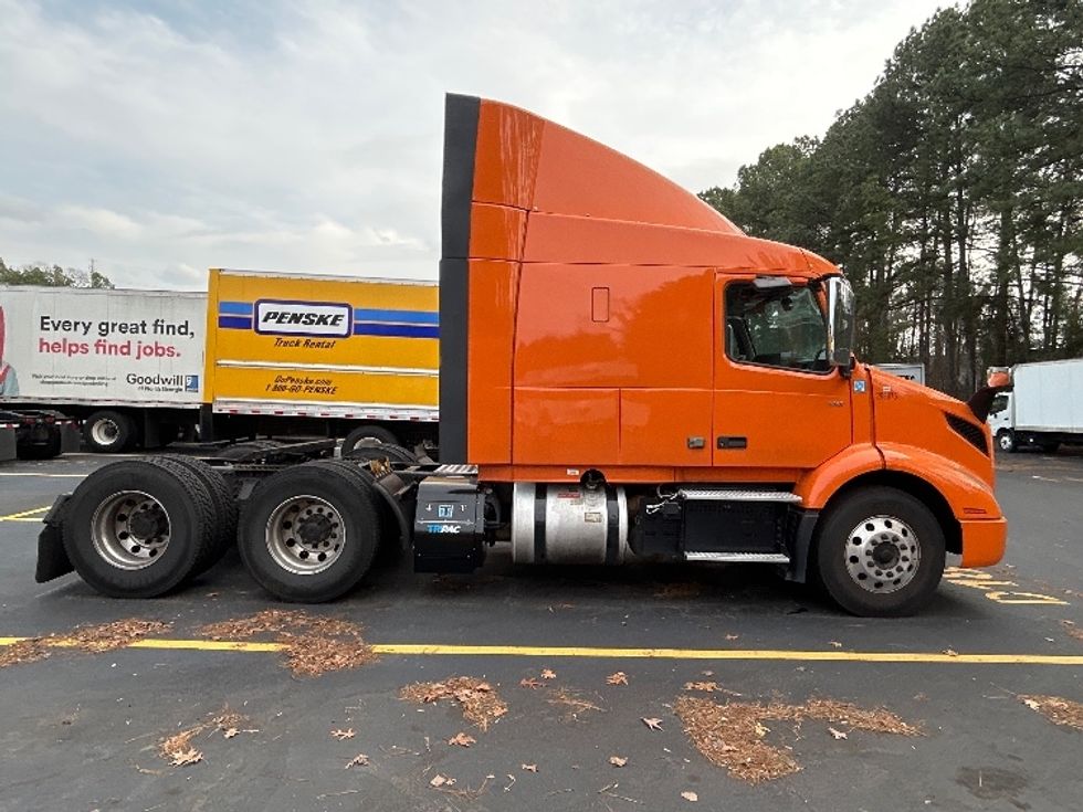 Sleeper Tractor-Heavy Duty Tractors-Volvo-2019-VNR64640-Norcross-GA-477,267\n\t\tmiles-$ 45,000 - Image 8