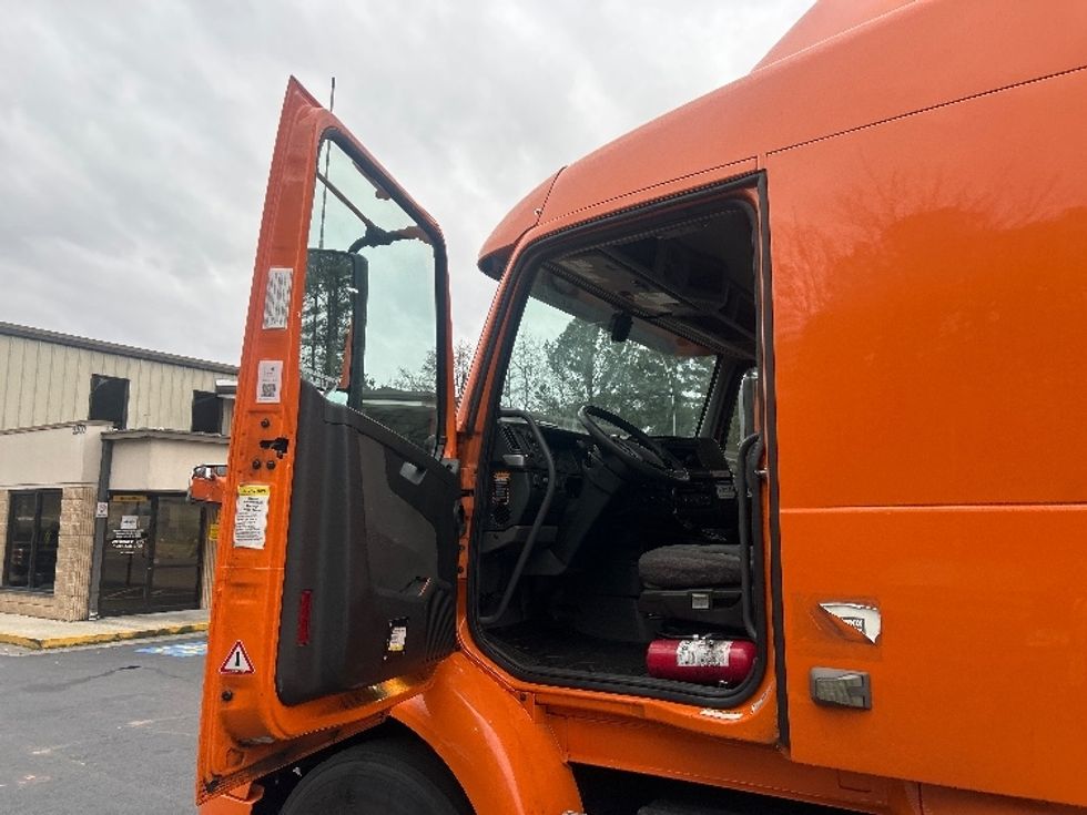 Sleeper Tractor-Heavy Duty Tractors-Volvo-2019-VNR64640-Norcross-GA-477,267\n\t\tmiles-$ 45,000 - Image 9
