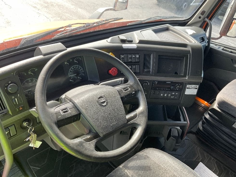 Sleeper Tractor-Heavy Duty Tractors-Volvo-2019-VNR64640-Orlando-FL-592,902\n\t\tmiles-$ 40,000 - Image 11