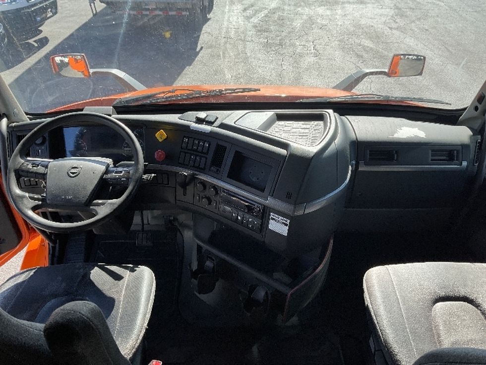 Sleeper Tractor-Heavy Duty Tractors-Volvo-2019-VNR64640-Orlando-FL-592,902\n\t\tmiles-$ 40,000 - Image 12