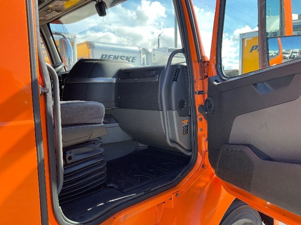 Sleeper Tractor-Heavy Duty Tractors-Volvo-2019-VNR64640-Orlando-FL-592,902\n\t\tmiles-$ 40,000 - Image 13