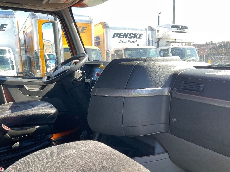 Sleeper Tractor-Heavy Duty Tractors-Volvo-2019-VNR64640-Orlando-FL-592,902\n\t\tmiles-$ 40,000 - Image 15