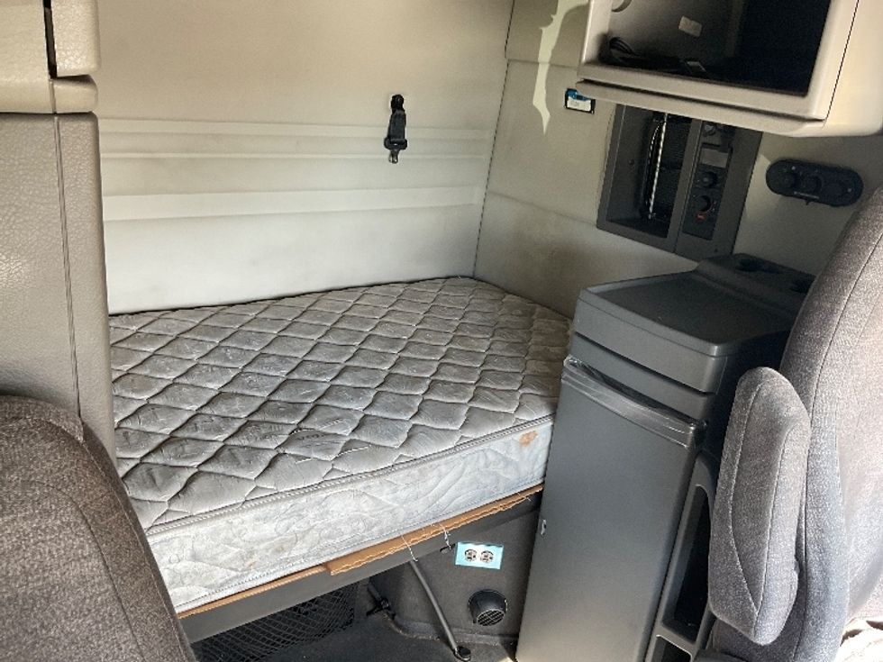 Sleeper Tractor-Heavy Duty Tractors-Volvo-2019-VNR64640-Orlando-FL-592,902\n\t\tmiles-$ 40,000 - Image 16