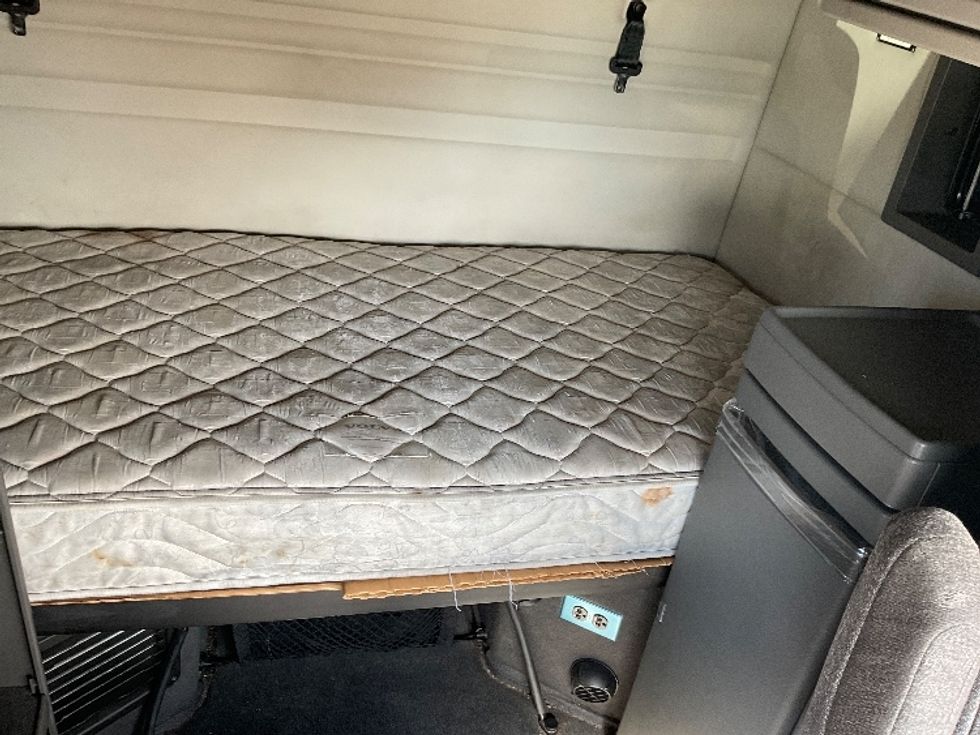 Sleeper Tractor-Heavy Duty Tractors-Volvo-2019-VNR64640-Orlando-FL-592,902\n\t\tmiles-$ 40,000 - Image 17