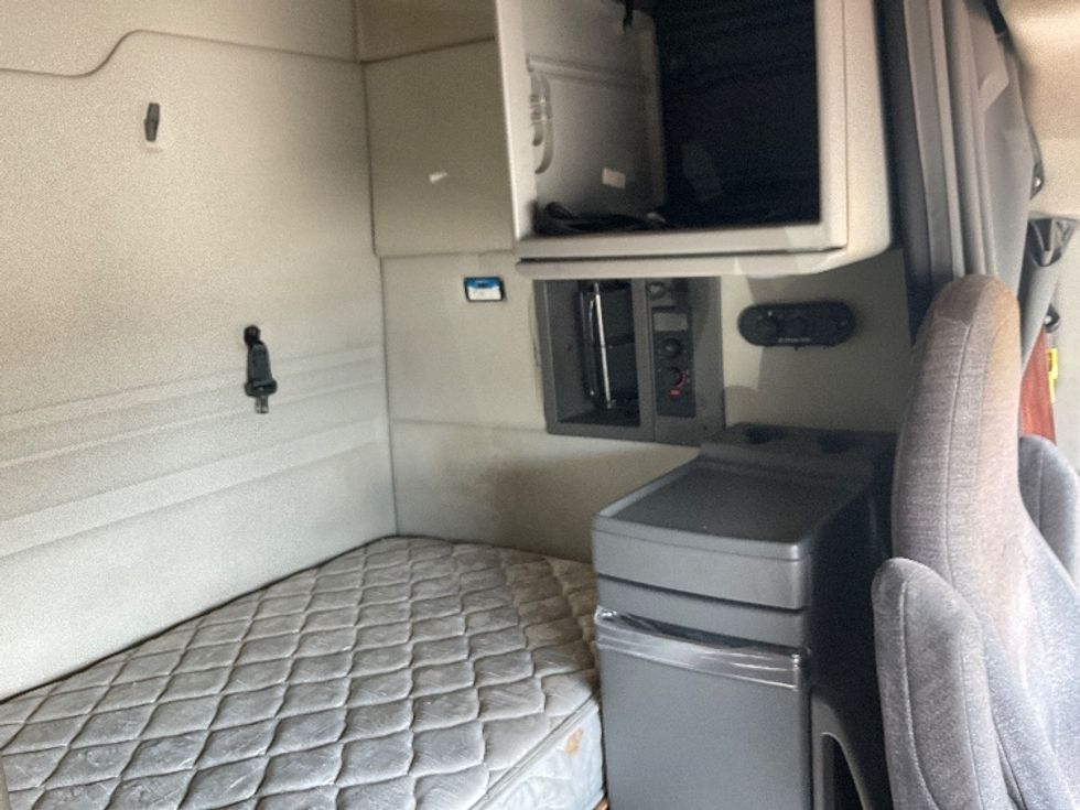 Sleeper Tractor-Heavy Duty Tractors-Volvo-2019-VNR64640-Orlando-FL-592,902\n\t\tmiles-$ 40,000 - Image 18