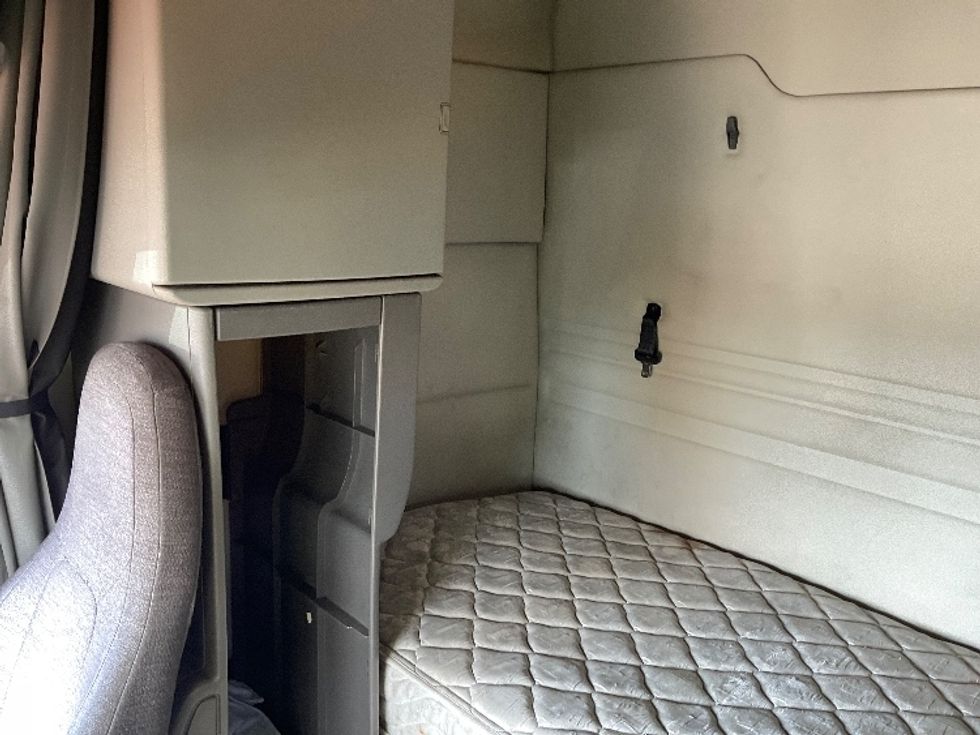 Sleeper Tractor-Heavy Duty Tractors-Volvo-2019-VNR64640-Orlando-FL-592,902\n\t\tmiles-$ 40,000 - Image 19