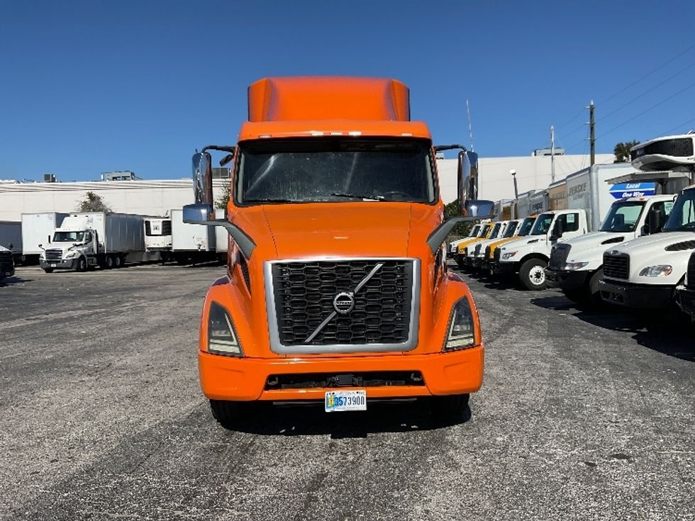 Sleeper Tractor-Heavy Duty Tractors-Volvo-2019-VNR64640-Orlando-FL-592,902\n\t\tmiles-$ 40,000 - Image 2