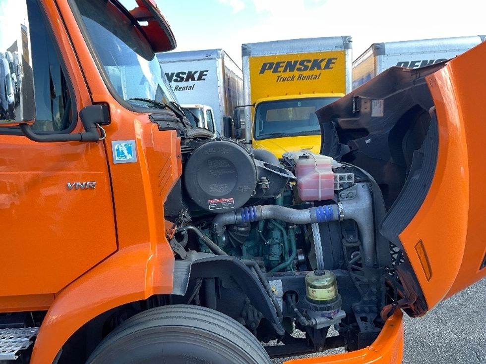 Sleeper Tractor-Heavy Duty Tractors-Volvo-2019-VNR64640-Orlando-FL-592,902\n\t\tmiles-$ 40,000 - Image 20