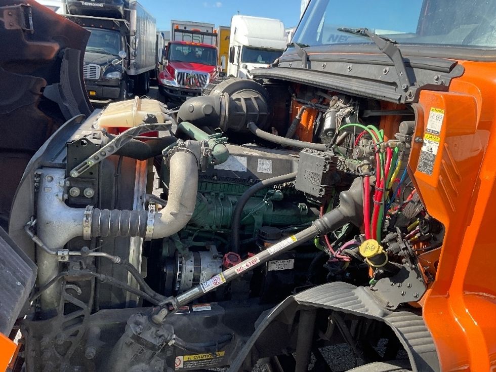 Sleeper Tractor-Heavy Duty Tractors-Volvo-2019-VNR64640-Orlando-FL-592,902\n\t\tmiles-$ 40,000 - Image 21