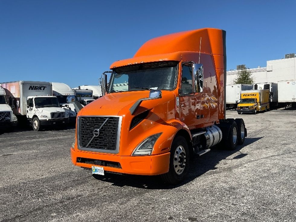 Sleeper Tractor-Heavy Duty Tractors-Volvo-2019-VNR64640-Orlando-FL-592,902\n\t\tmiles-$ 40,000 - Image 3