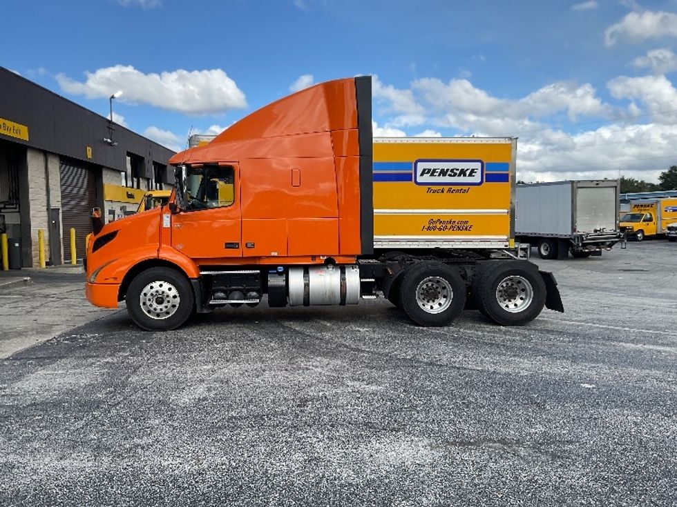 Sleeper Tractor-Heavy Duty Tractors-Volvo-2019-VNR64640-Orlando-FL-592,902\n\t\tmiles-$ 40,000 - Image 4