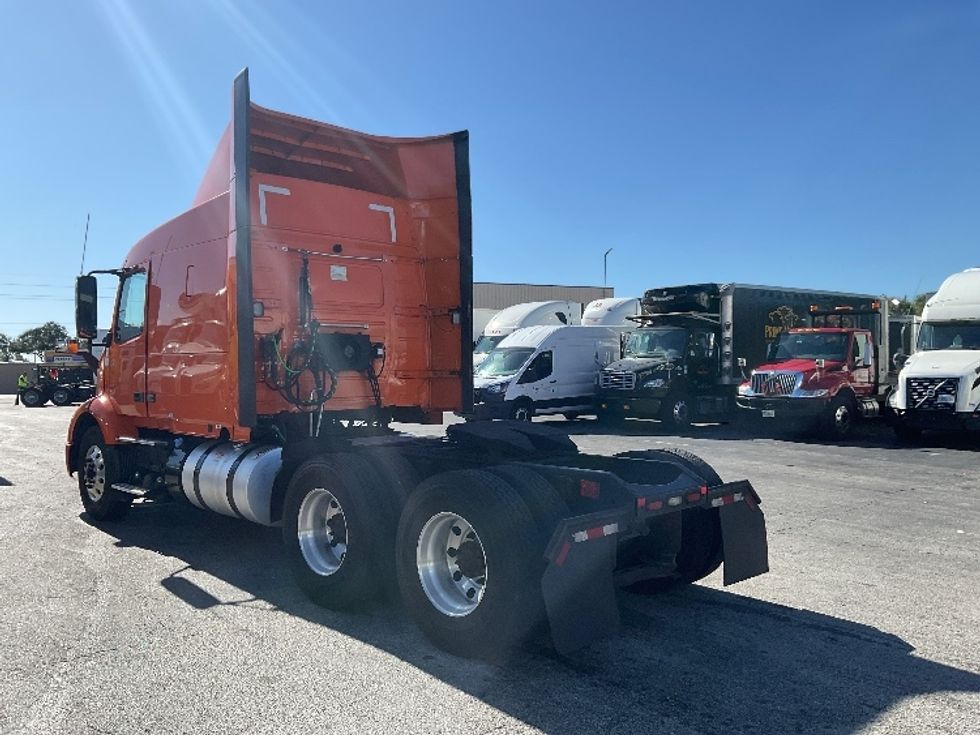 Sleeper Tractor-Heavy Duty Tractors-Volvo-2019-VNR64640-Orlando-FL-592,902\n\t\tmiles-$ 40,000 - Image 5