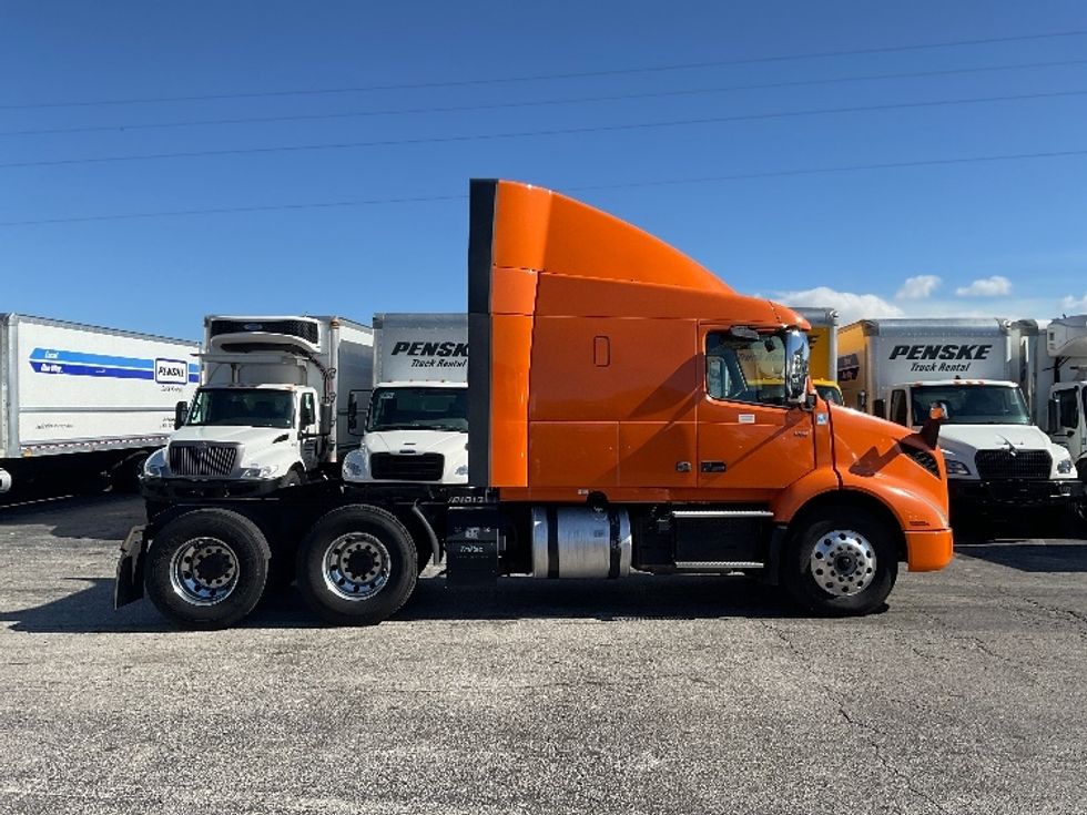 Sleeper Tractor-Heavy Duty Tractors-Volvo-2019-VNR64640-Orlando-FL-592,902\n\t\tmiles-$ 40,000 - Image 8