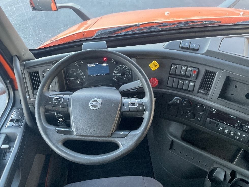 Sleeper Tractor-Heavy Duty Tractors-Volvo-2019-VNR64640-Torrance-CA-295,918\n\t\tmiles-$ 67,500 - Image 11