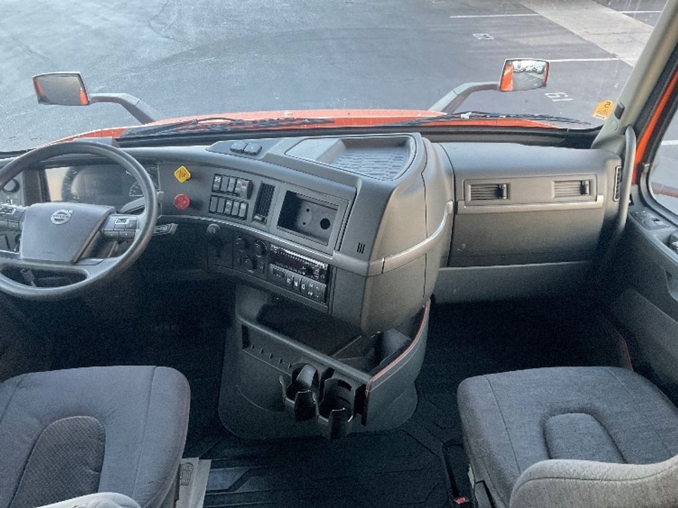 Sleeper Tractor-Heavy Duty Tractors-Volvo-2019-VNR64640-Torrance-CA-295,918\n\t\tmiles-$ 67,500 - Image 12