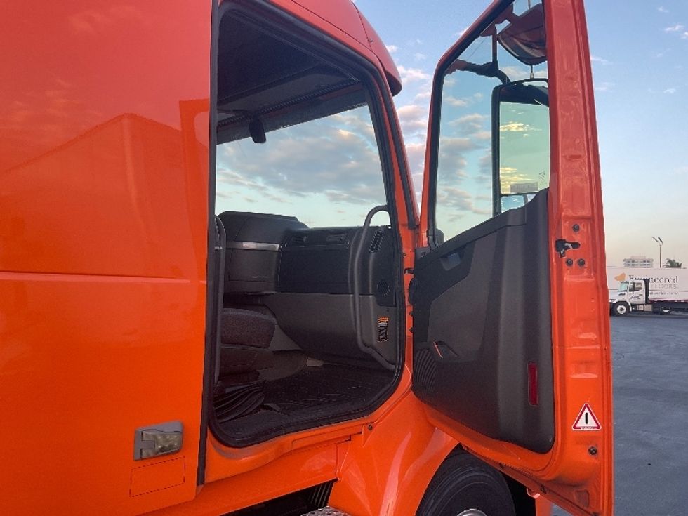 Sleeper Tractor-Heavy Duty Tractors-Volvo-2019-VNR64640-Torrance-CA-295,918\n\t\tmiles-$ 67,500 - Image 13