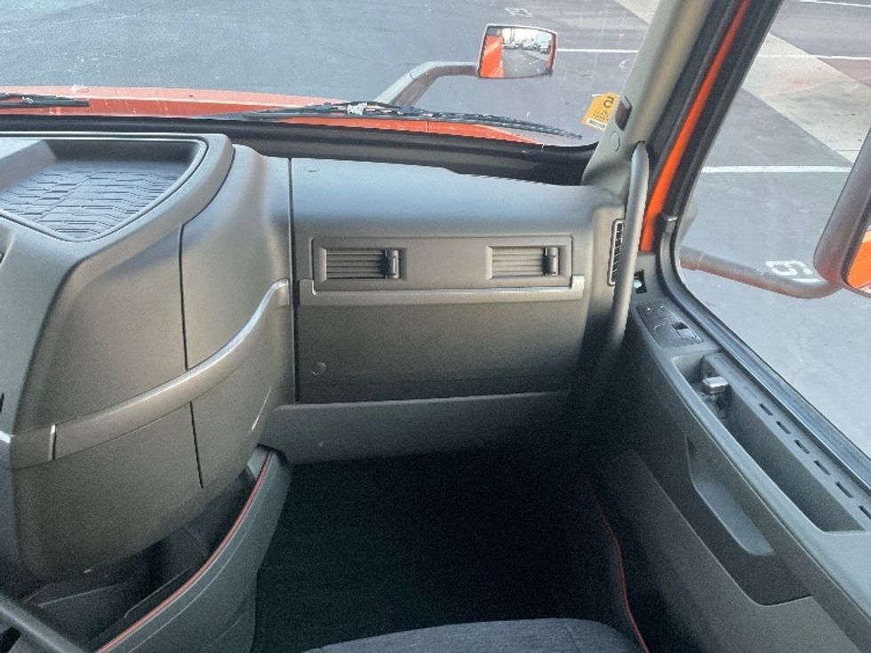 Sleeper Tractor-Heavy Duty Tractors-Volvo-2019-VNR64640-Torrance-CA-295,918\n\t\tmiles-$ 67,500 - Image 14