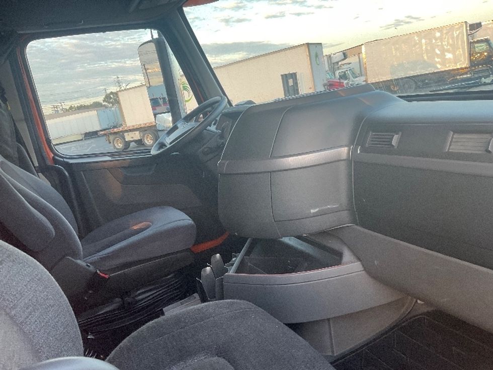 Sleeper Tractor-Heavy Duty Tractors-Volvo-2019-VNR64640-Torrance-CA-295,918\n\t\tmiles-$ 67,500 - Image 15