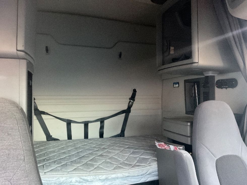 Sleeper Tractor-Heavy Duty Tractors-Volvo-2019-VNR64640-Torrance-CA-295,918\n\t\tmiles-$ 67,500 - Image 16