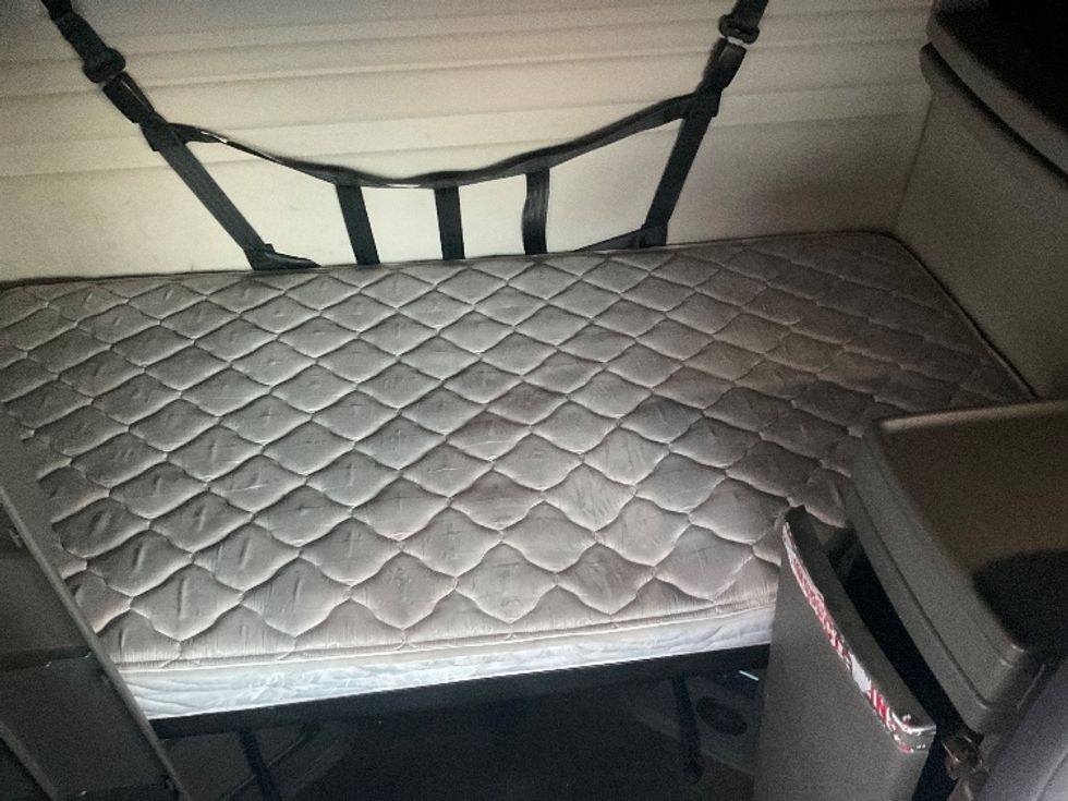 Sleeper Tractor-Heavy Duty Tractors-Volvo-2019-VNR64640-Torrance-CA-295,918\n\t\tmiles-$ 67,500 - Image 17