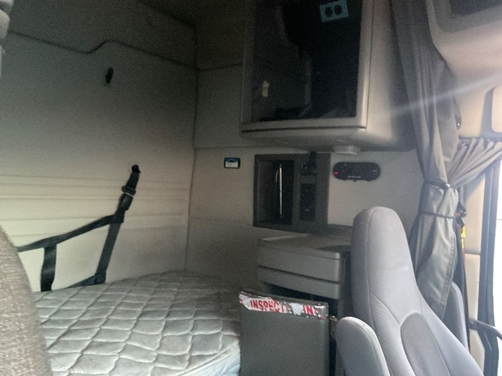 Sleeper Tractor-Heavy Duty Tractors-Volvo-2019-VNR64640-Torrance-CA-295,918\n\t\tmiles-$ 67,500 - Image 18