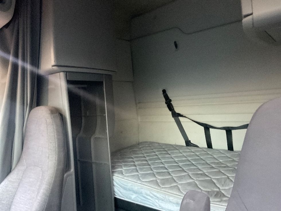 Sleeper Tractor-Heavy Duty Tractors-Volvo-2019-VNR64640-Torrance-CA-295,918\n\t\tmiles-$ 67,500 - Image 19