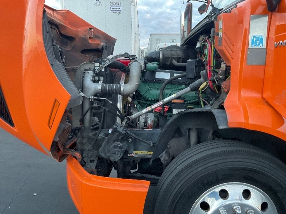 Sleeper Tractor-Heavy Duty Tractors-Volvo-2019-VNR64640-Torrance-CA-295,918\n\t\tmiles-$ 67,500 - Image 21