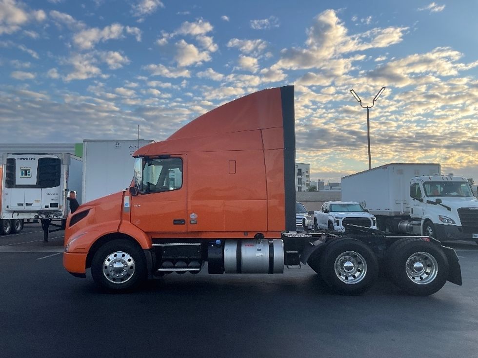 Sleeper Tractor-Heavy Duty Tractors-Volvo-2019-VNR64640-Torrance-CA-295,918\n\t\tmiles-$ 67,500 - Image 4