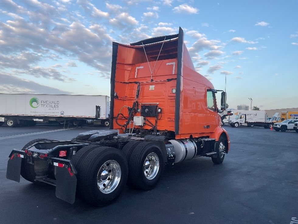 Sleeper Tractor-Heavy Duty Tractors-Volvo-2019-VNR64640-Torrance-CA-295,918\n\t\tmiles-$ 67,500 - Image 7
