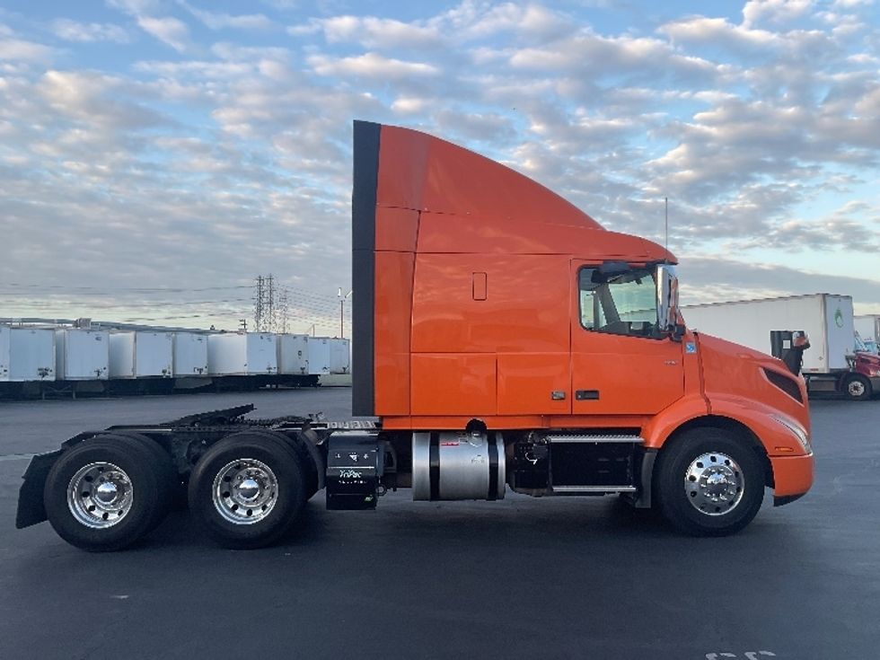 Sleeper Tractor-Heavy Duty Tractors-Volvo-2019-VNR64640-Torrance-CA-295,918\n\t\tmiles-$ 67,500 - Image 8