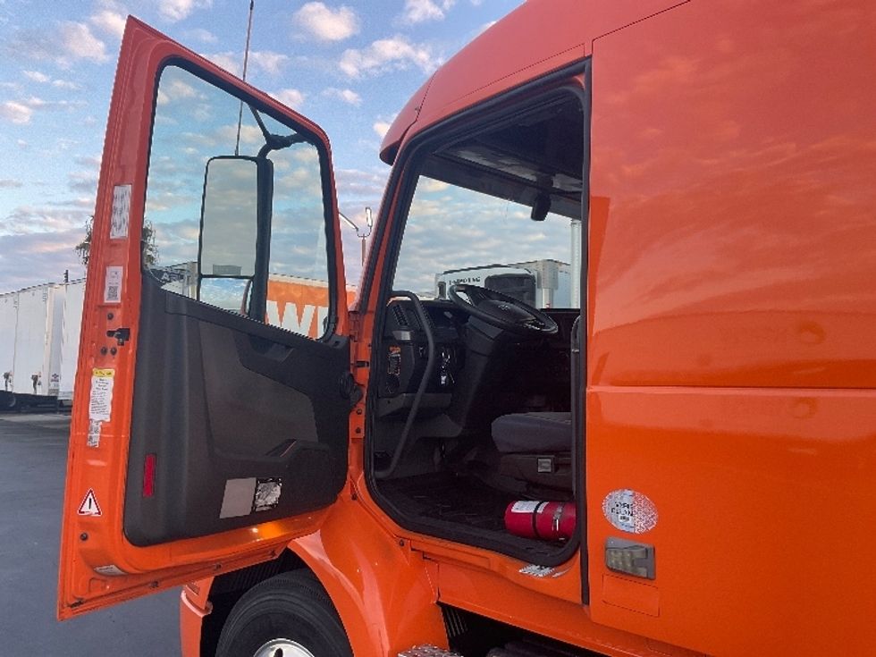 Sleeper Tractor-Heavy Duty Tractors-Volvo-2019-VNR64640-Torrance-CA-295,918\n\t\tmiles-$ 67,500 - Image 9